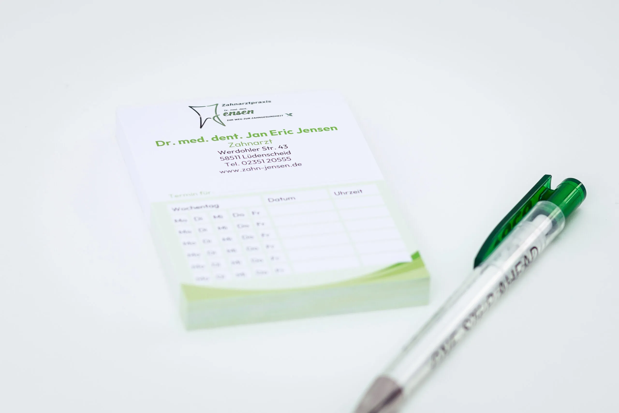 Terminkarten und Stift der Zahnarztpraxis Dr. Jensen